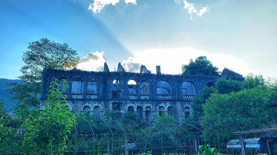 Cách thị trấn Sapa (Lào Cai) khoảng 12km về phía Đông, trên đường đến bản du lịch Tả Phìn, Tu viện cổ Tả Phìn nằm giữa lưng chừng núi, được xây năm 1942. (Ảnh: Xuân Mai/Vietnam+)