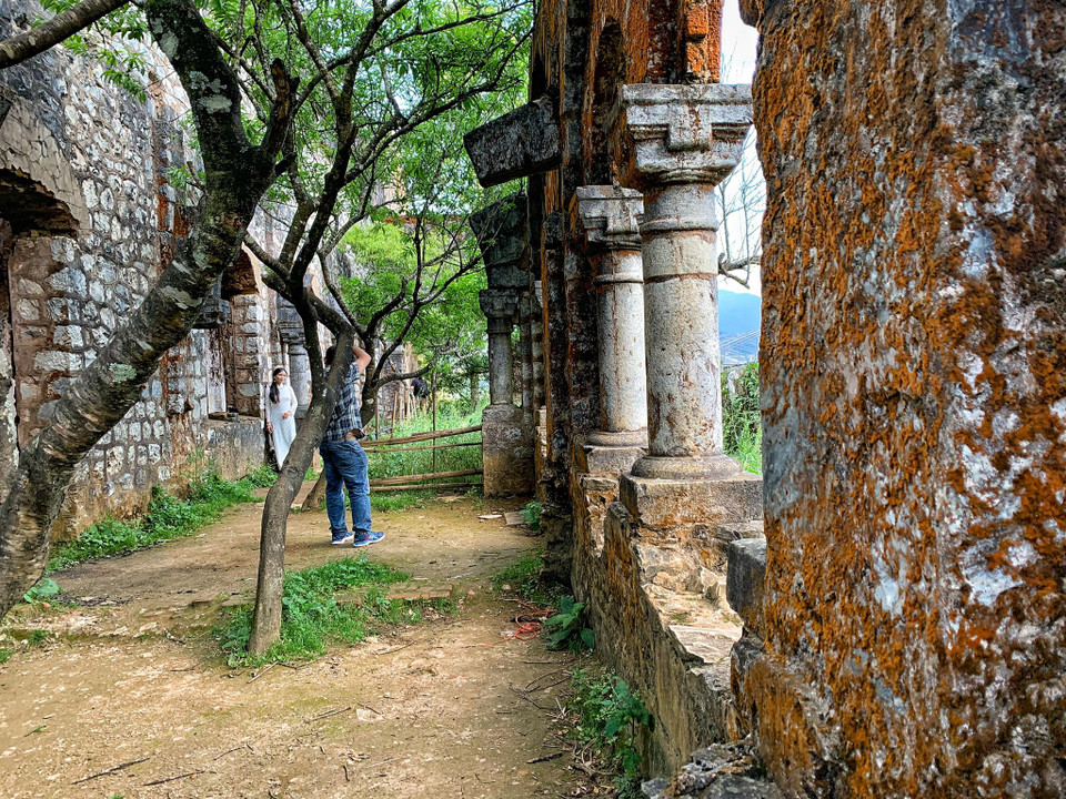 Mặc dù hoang phế từ lâu, nhưng vẻ đẹp cổ kính và không gian có phần ma mị của tu viện lại là điểm thu hút những bước chân du khách ưa khám phá, chụp ảnh. (Ảnh: Xuân Mai/Vietnam+)