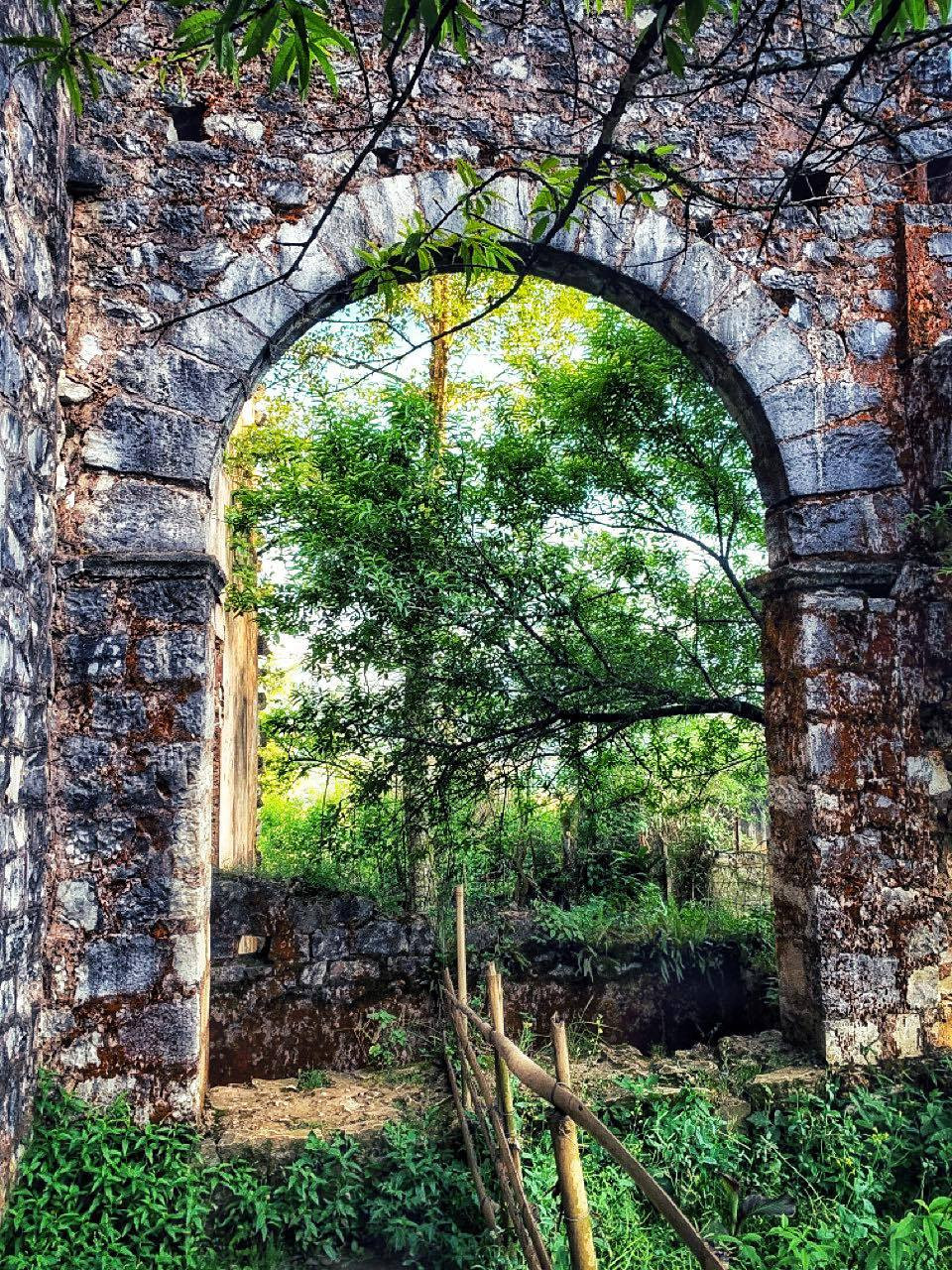 Tất cả giờ đây đã không còn phần mái, chỉ trơ lại những bức tường đá phủ kín rêu phong. (Ảnh: Xuân Mai/Vietnam+)