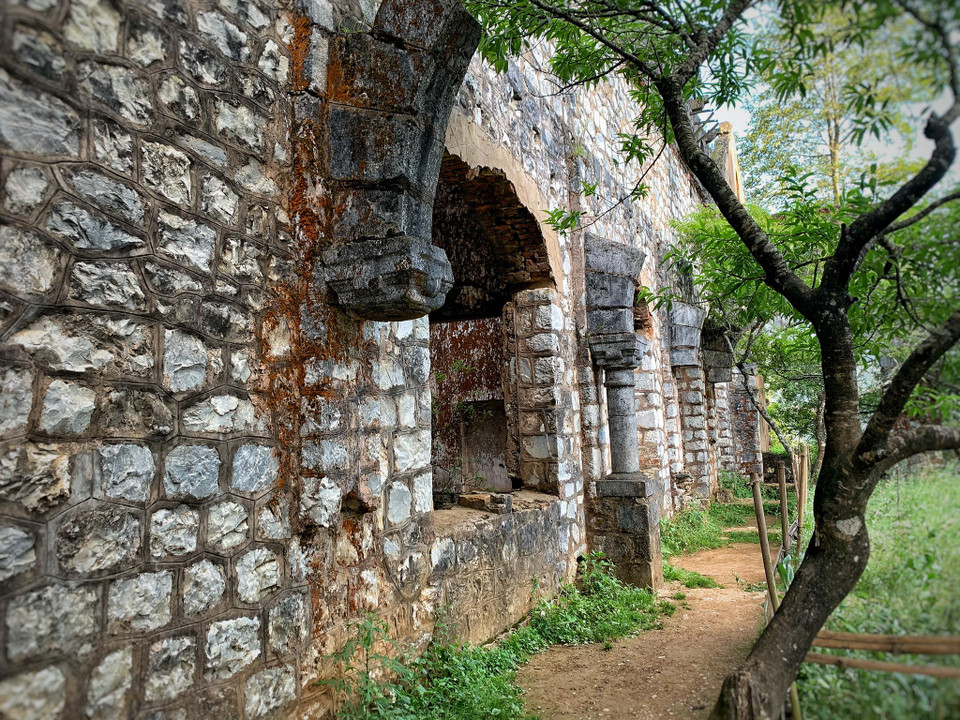 Tu viện gồm 5 gian, hướng chính quay về phía tây, cao 3 tầng, vừa là nơi tu hành vừa là chỗ ở và sinh hoạt của các nữ tu. (Ảnh: Xuân Mai/Vietnam+)