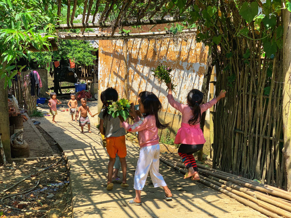 Đồ chơi của những đứa trẻ nơi đây là những bông hoa rừng. (Ảnh: Xuân Mai/Vietnam+)