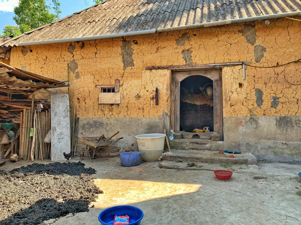 Khi chọn được mẫu đất ưng ý, người Hà Nhì bắt tay vào công đoạn trình tường nhà, đất đỏ được đưa vào khuôn, dùng chày nén chặt, hết lớp nọ đến lớp kia, tạo nên bức tường vững chắc. (Ảnh: Xuân Mai/Vietnam+)