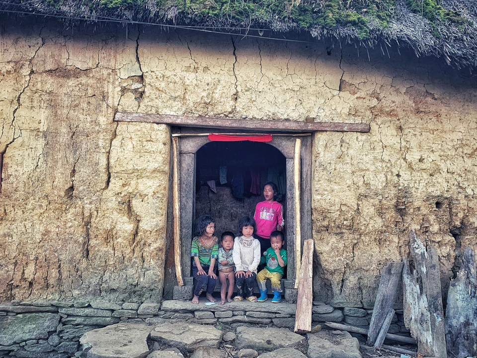 Trước những mái hiên này, ngày ngày lẽ trẻ vẫn đợi người lớn lên ruộng về. (Ảnh: Xuân Mai/Vietnam+)