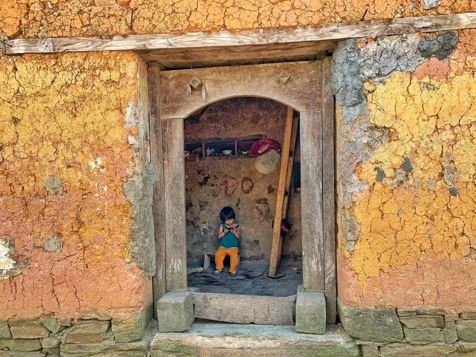 Những ngôi nhà trình tường đều giống nhau từ hình thức, kết cấu, kiến trúc, không gian sử dụng và cả cách bài trí. (Ảnh: Xuân Mai/Vietnam+)