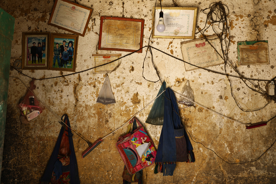 Bước qua cửa chính là lần cửa thứ hai cũng dày như tường ngoài, có tác dụng phòng thủ, cũng là nơi các gia đình thường treo những vật dụng gia đình hoặc kỷ vật. Sau lần cửa này là bếp và giường ngủ của người làm chủ gia đình. Người Hà Nhì đều dựng một mẫu nhà chung như vậy mà không có sự phân biệt giàu nghèo trong kiến trúc nhà ở. (Ảnh: Xuân Mai/Vietnam+)