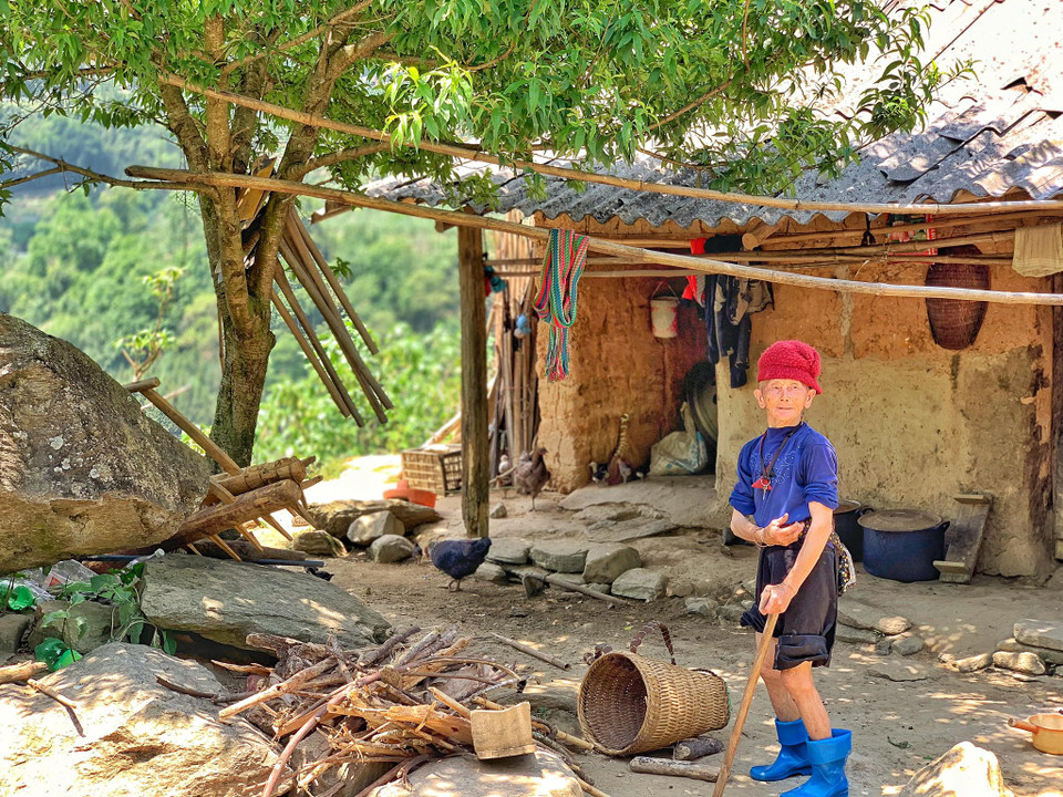Những ngôi nhà vàng rực dưới nắng Hè nhưng khi Đông về, sương mây bao phủ cả ngày lại khoác lên mình vẻ màu u tịch. (Ảnh: Xuân Mai/Vietnam+)