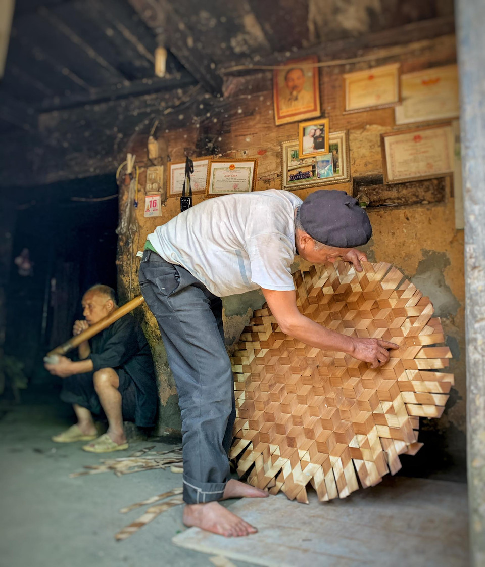 Với người Hà Nhì, phụ nữ thường là lao động chính trong nhà, nên ban ngày họ lo việc đồng áng, đàn ông và người già ở nhà làm những việc vặt. (Ảnh: Xuân Mai/Vietnam+)