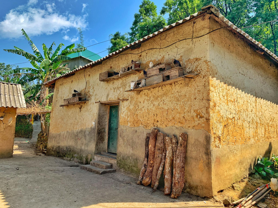 Những ngôi nhà trình tường bằng đất mát vào mùa Hè, ấm áp trong mùa Đông đã làm nên nét kiến trúc độc đáo cho đồng bào dân tộc Hà Nhì ở Y Tý, Lào Cai. (Ảnh: Xuân Mai/Vietnam+)