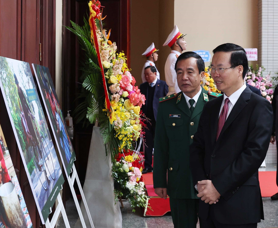 Chủ tịch nước Võ Văn Thưởng xem trưng bày hình ảnh về Bộ đội Biên phòng Việt Nam-65 năm xây dựng, chiến đấu và trưởng thành. (Ảnh: Thống Nhất/TTXVN)