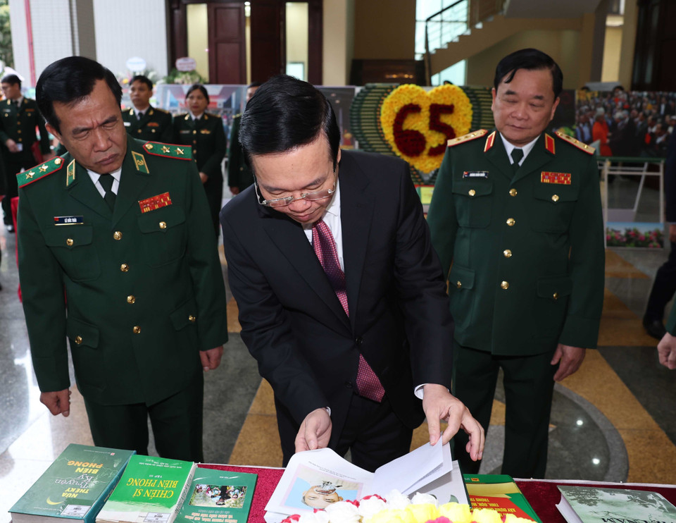 Chủ tịch nước Võ Văn Thưởng xem trưng bày về Bộ đội Biên phòng Việt Nam-65 năm xây dựng, chiến đấu và trưởng thành. (Ảnh: Thống Nhất/TTXVN)