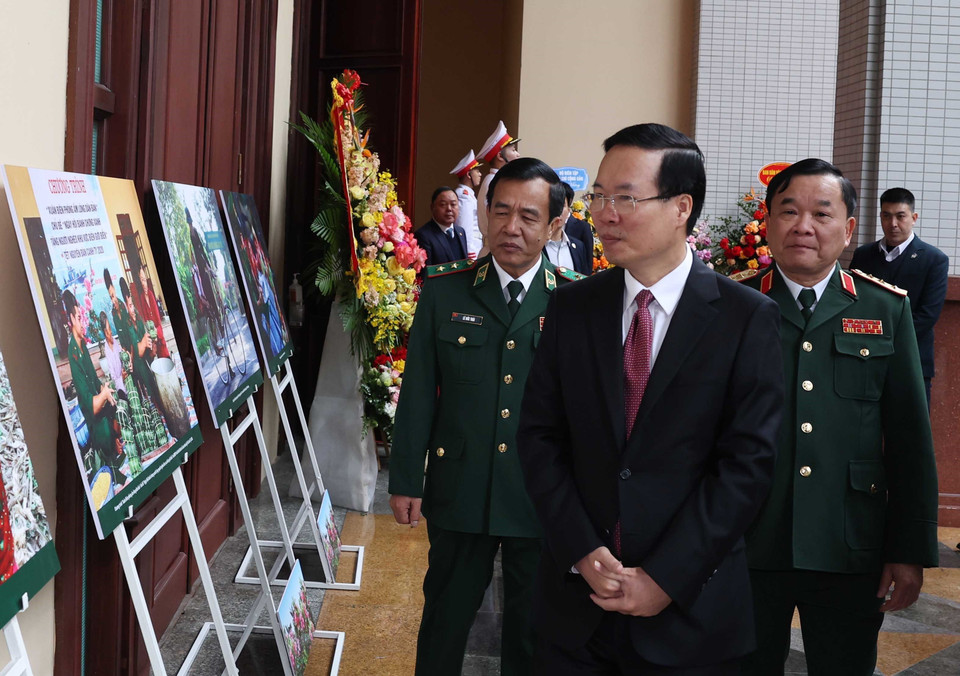 Chủ tịch nước Võ Văn Thưởng xem trưng bày hình ảnh về Bộ đội Biên phòng Việt Nam-65 năm xây dựng, chiến đấu và trưởng thành. (Ảnh: Thống Nhất/TTXVN)