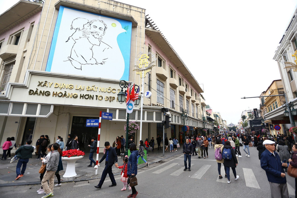 Khu vực phố đi bộ quanh hồ Hoàn Kiếm rất nhộn nhịp vào dịp cuối tuần. (Ảnh: Minh Quyết/TTXVN)