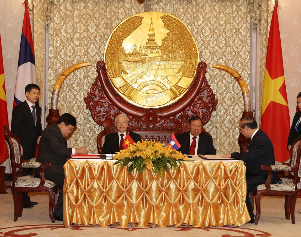 Lễ ký Thỏa thuận triển khai dự án đầu tư, đổi mới về thiết bị công nghệ Đài Phát thanh Quốc gia Lào. (Ảnh: Trí Dũng/TTXVN)