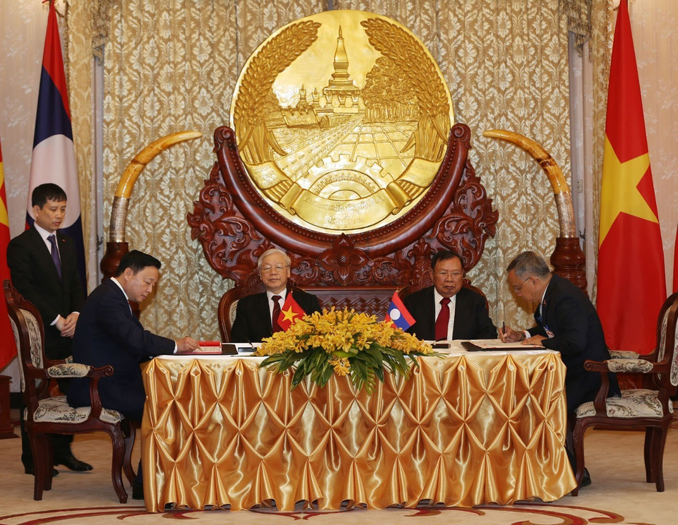 Lễ ký Biên bản bàn giao dự án xây dựng cơ sở dữ liệu nền thông tin địa hình cơ bản phục vụ quy hoạch phát triển kinh tế-xã hội và giám sát tài nguyên môi trường CHDCND Lào. (Ảnh: Trí Dũng/TTXVN)