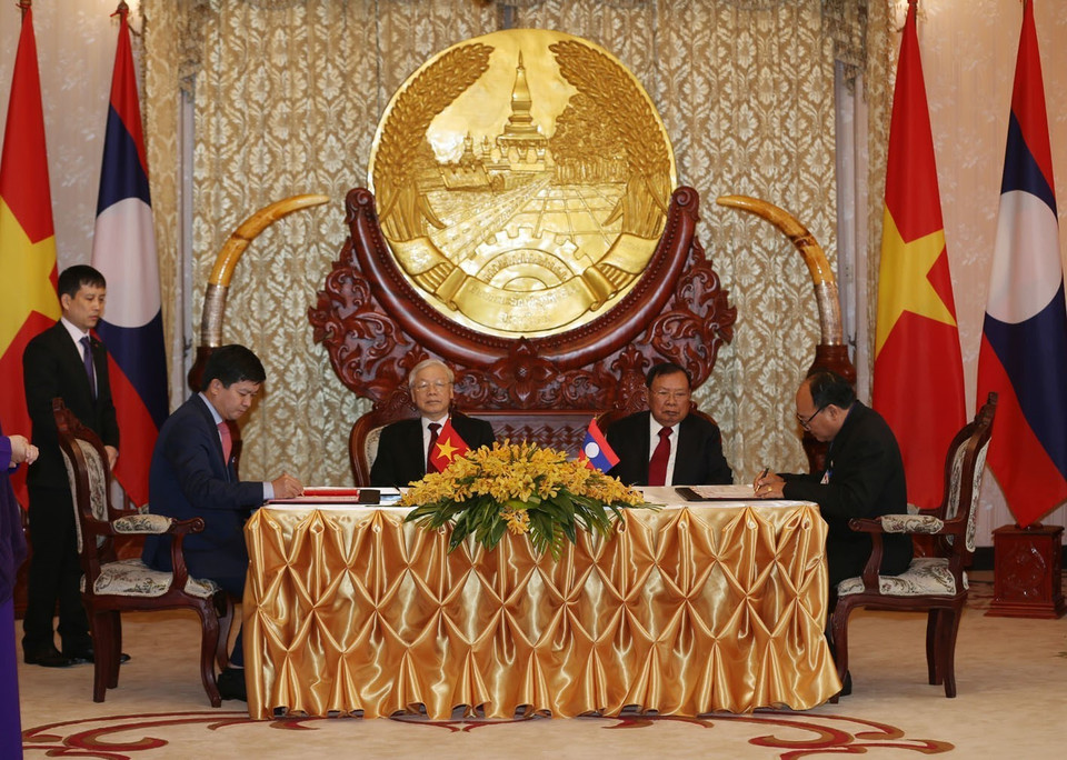 Lễ ký Thỏa thuận triển khai Dự án sửa chữa, nâng cấp khu lưu niệm Chủ tịch Hồ Chí Minh tại tỉnh Khăm Muộn. (Ảnh: Trí Dũng/TTXVN)