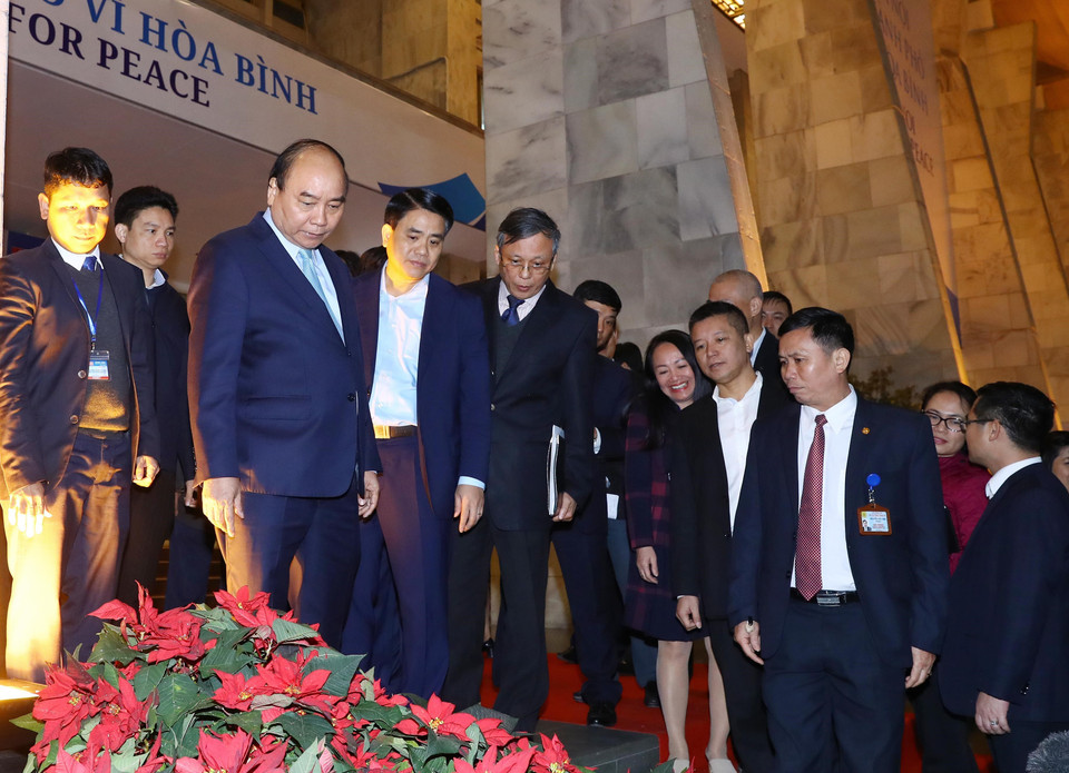 Thủ tướng Nguyễn Xuân Phúc kiểm tra lần thứ 2 Trung tâm Báo chí Hội nghị Thượng đỉnh Mỹ-Triều Tiên vào chiều muộn 24/2. (Ảnh: Thống Nhất/TTXVN)