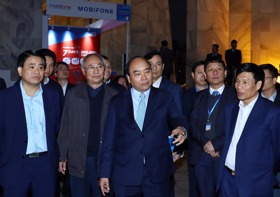 Thủ tướng Nguyễn Xuân Phúc kiểm tra lần thứ 2 Trung tâm Báo chí Hội nghị Thượng đỉnh Mỹ-Triều Tiên vào chiều muộn 24/2. (Ảnh: Thống Nhất/TTXVN)