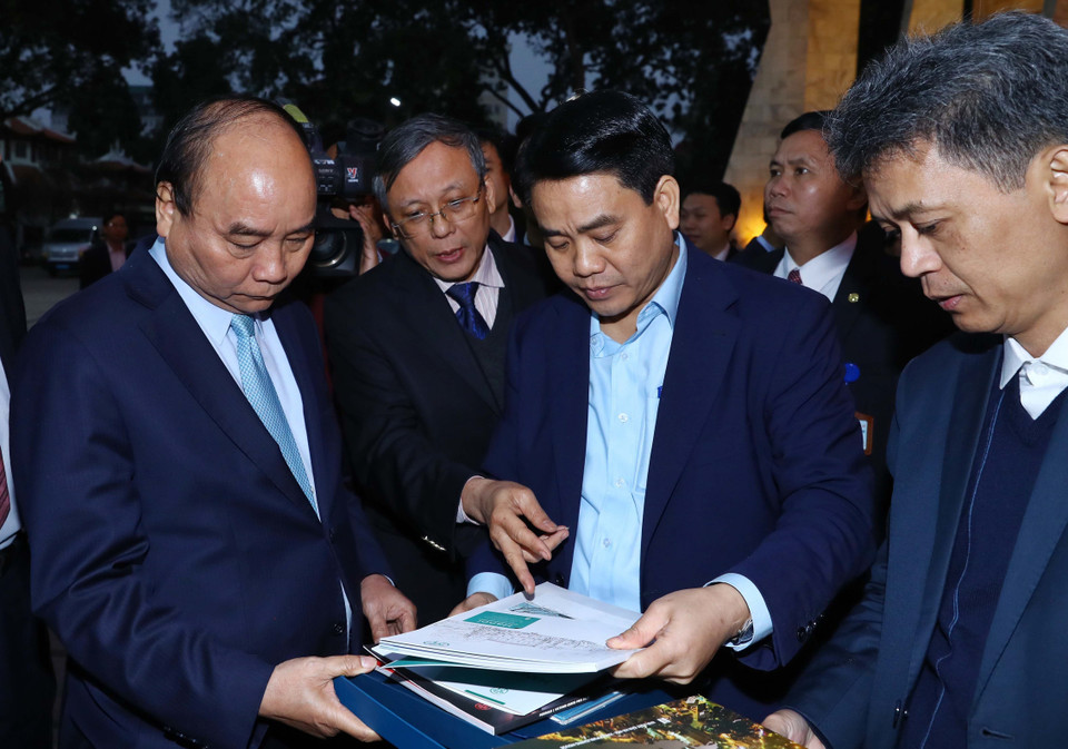 Thủ tướng Nguyễn Xuân Phúc kiểm tra lần thứ 2 Trung tâm Báo chí Hội nghị Thượng đỉnh Mỹ-Triều Tiên vào chiều muộn 24/2. (Ảnh: Thống Nhất/TTXVN)