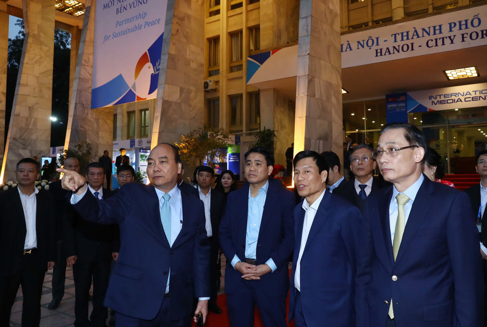 Thủ tướng Nguyễn Xuân Phúc kiểm tra lần thứ 2 Trung tâm Báo chí Hội nghị Thượng đỉnh Mỹ-Triều Tiên vào chiều muộn 24/2. (Ảnh: Thống Nhất/TTXVN)