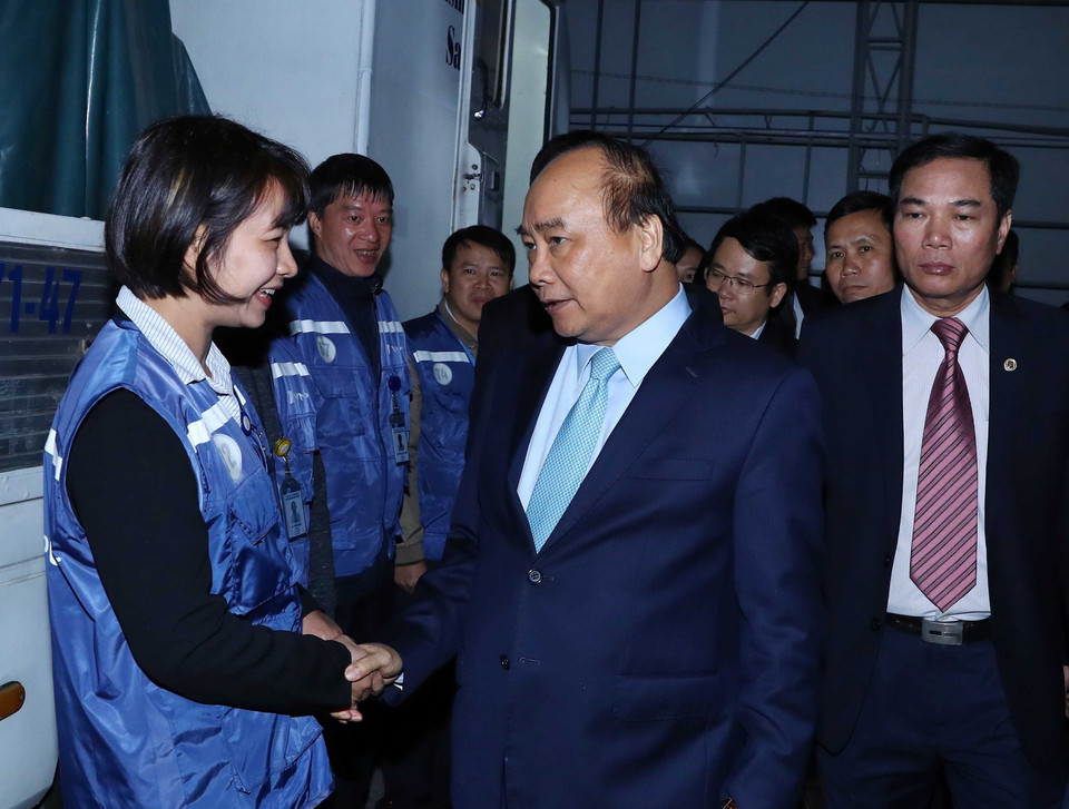 Thủ tướng Nguyễn Xuân Phúc kiểm tra lần thứ 2 Trung tâm Báo chí Hội nghị Thượng đỉnh Mỹ-Triều Tiên vào chiều muộn 24/2. (Ảnh: Thống Nhất/TTXVN)