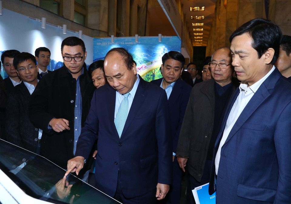 Thủ tướng Nguyễn Xuân Phúc kiểm tra lần thứ 2 Trung tâm Báo chí Hội nghị Thượng đỉnh Mỹ-Triều Tiên vào chiều muộn 24/2. (Ảnh: Thống Nhất/TTXVN)