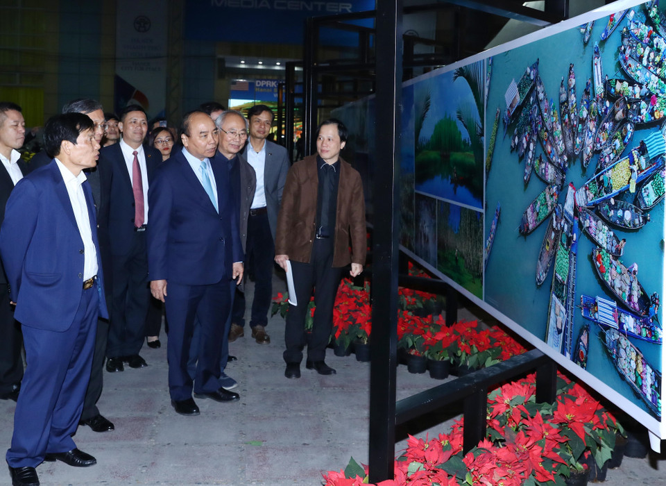 Thủ tướng Nguyễn Xuân Phúc kiểm tra lần thứ 2 Trung tâm Báo chí Hội nghị Thượng đỉnh Mỹ-Triều Tiên vào chiều muộn 24/2. (Ảnh: Thống Nhất/TTXVN)