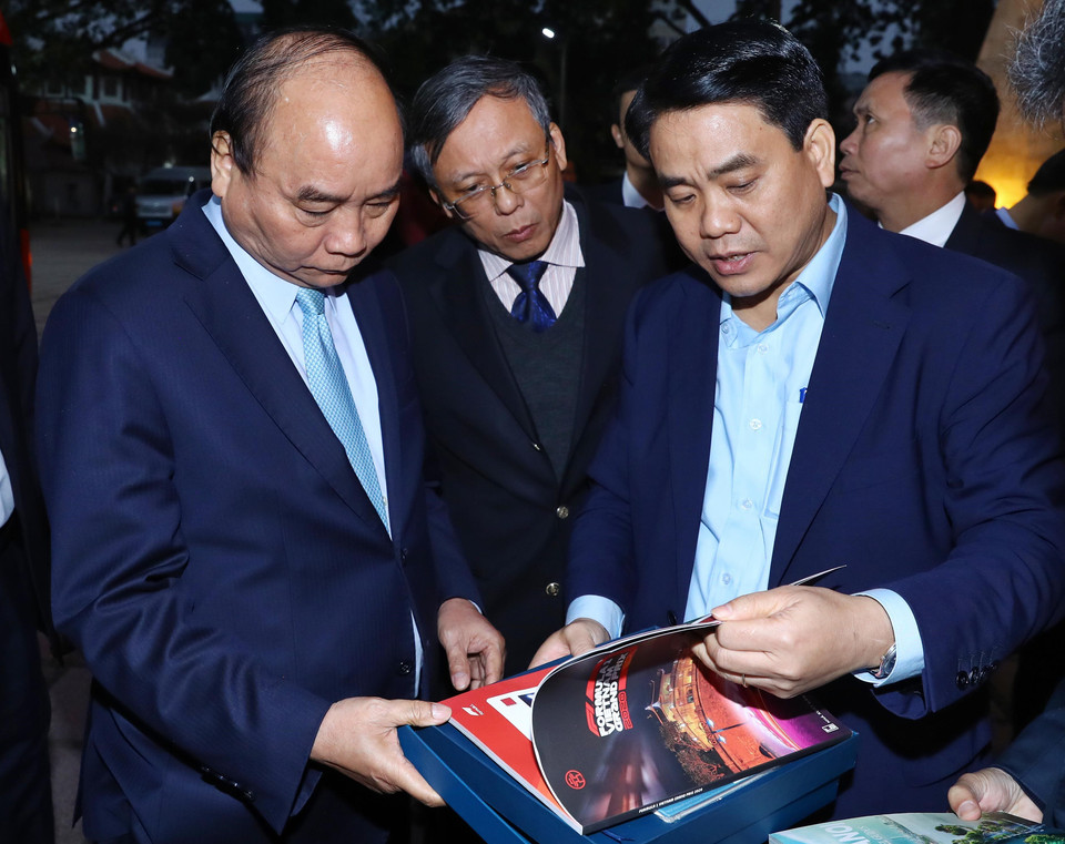 Thủ tướng Nguyễn Xuân Phúc kiểm tra lần thứ 2 Trung tâm Báo chí Hội nghị Thượng đỉnh Mỹ-Triều Tiên vào chiều muộn 24/2. (Ảnh: Thống Nhất/TTXVN)