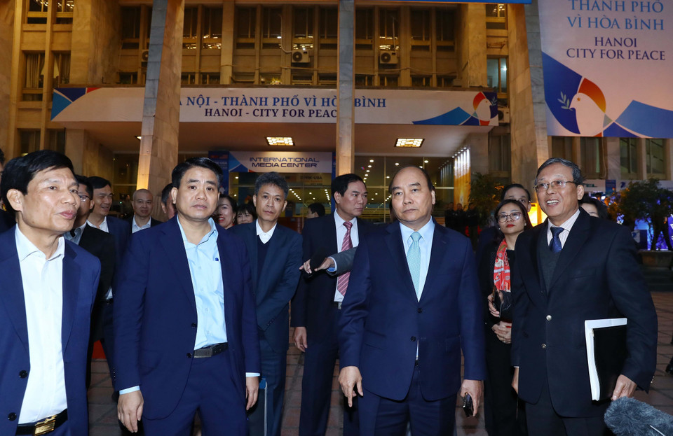 Thủ tướng Nguyễn Xuân Phúc kiểm tra lần thứ 2 Trung tâm Báo chí Hội nghị Thượng đỉnh Mỹ-Triều Tiên vào chiều muộn 24/2. (Ảnh: Thống Nhất/TTXVN)