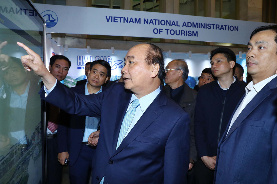 Thủ tướng Nguyễn Xuân Phúc kiểm tra lần thứ 2 Trung tâm Báo chí Hội nghị Thượng đỉnh Mỹ-Triều Tiên vào chiều muộn 24/2. (Ảnh: Thống Nhất/TTXVN)