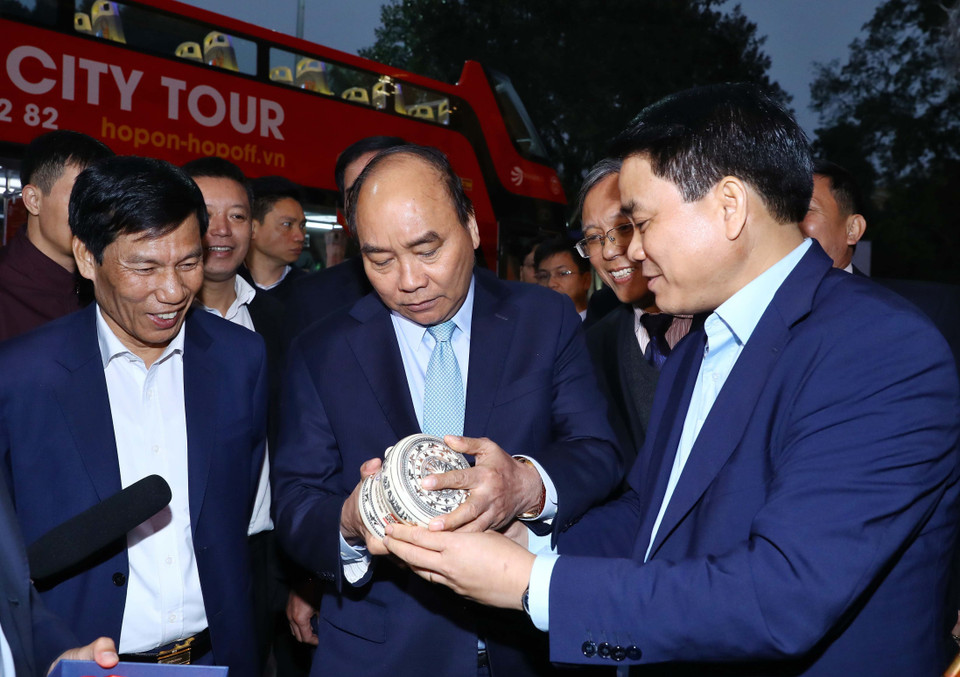 Thủ tướng Nguyễn Xuân Phúc kiểm tra lần thứ 2 Trung tâm Báo chí Hội nghị Thượng đỉnh Mỹ-Triều Tiên vào chiều muộn 24/2. (Ảnh: Thống Nhất/TTXVN)