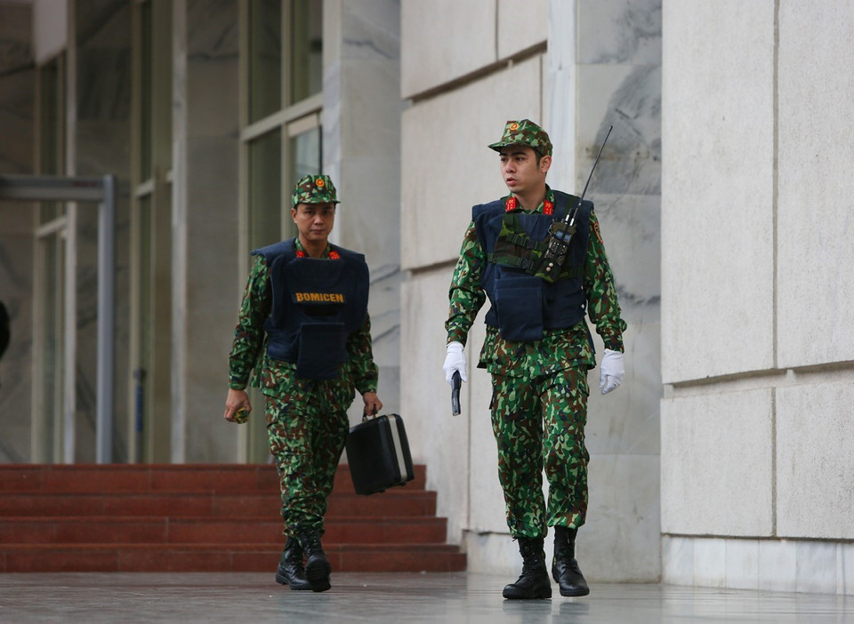 Lực lượng rà phá bom mìn thuộc Bộ Tư lệnh Binh chủng Công binh kiểm tra địa điểm diễn ra các hoạt động của Hội nghị thượng đỉnh Mỹ-Triều Tiên lần thứ hai. (Ảnh: Dương Giang/TTXVN)
