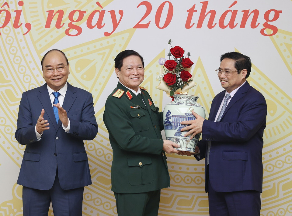 Chủ tịch nước Nguyễn Xuân Phúc và Thủ tướng Phạm Minh Chính tặng lưu niệm cho Đại tướng Ngô Xuân Lịch, nguyên Ủy viên Bộ Chính trị, Bộ trưởng Bộ Quốc phòng. (Ảnh: Dương Giang/TTXVN)