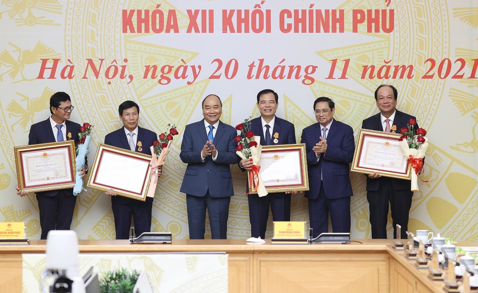 Chủ tịch nước Nguyễn Xuân Phúc và Thủ tướng Phạm Minh Chính trao Huân chương Độc lập hạng Nhì cho nguyên Bộ trưởng, Chủ nhiệm Văn phòng Chính phủ Mai Tiến Dũng; nguyên Bộ trưởng Bộ Văn hóa-Thể thao và Du lịch Nguyễn Ngọc Thiện; nguyên Bộ trưởng Bộ Nông nghiệp và Phát triển nông thôn Nguyễn Xuân Cường; nguyên Tổng Giám đốc Đài truyền hình Việt Nam Trần Bình Minh. (Ảnh: Dương Giang/TTXVN)