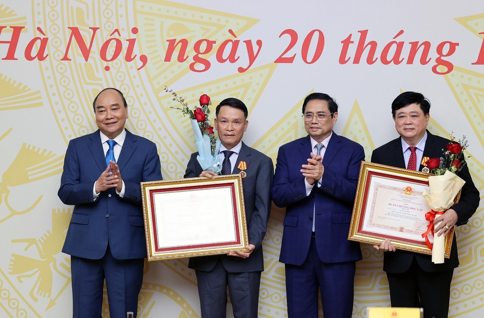 Chủ tịch nước Nguyễn Xuân Phúc và Thủ tướng Phạm Minh Chính trao Huân chương Độc lập hạng Ba tặng nguyên Tổng Giám đốc Thông tấn xã Việt Nam Nguyễn Đức Lợi; nguyên Tổng Giám đốc Đài tiếng nói Việt Nam Nguyễn Thế Kỷ. (Ảnh: Dương Giang/TTXVN)