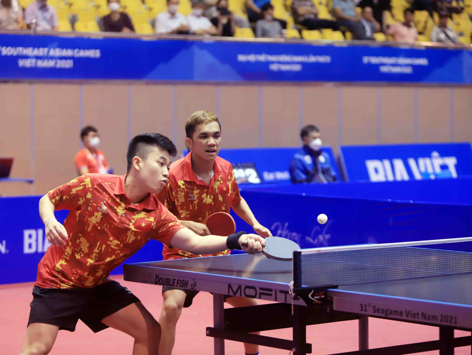 Một pha phòng thủ của vận động viên số 52 Lê Đình Đức (Việt Nam, áo đỏ) đối đầu với vận động viên số 7 Leong Chee Feng và vận động viên số 10 Danny NG Wann Sing (Malaysia, áo đen). (Ảnh: Quý Trung/TTXVN)