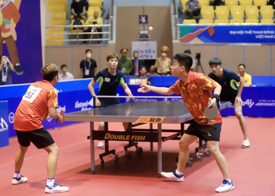 Một pha phát bóng của vận động viên số 52 Lê Đình Đức (Việt Nam, áo đỏ) khi đối đầu với vận động viên số 7 Leong Chee Feng và vận động viên số 10 Danny NG Wann Sing (Malaysia, áo đen). (Ảnh: Quý Trung/TTXVN)