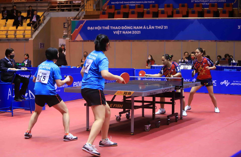 Trận đôi nữ Emy Rose Dael và Sheyl May Otanes (Philippines, áo đỏ xanh) gặp cặp đôi Tee Ai Xin và Alice Chang Li Sian (Malaysia, áo xanh). (Ảnh: Quý Trung/TTXVN)