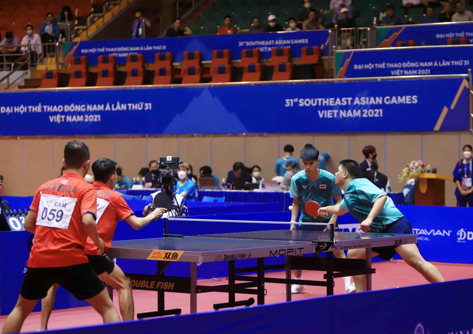 Trận đấu nội dung đôi nam của vận động viên Soeung Tola và Sarak Sou Pring (Campuchia, áo cam) chạm trán với vận động viên Pattaratorn Passara và Sarayut Tancharoen của tuyển (Thái Lan, áo xanh). (Ảnh: Quý Trung/TTXVN)