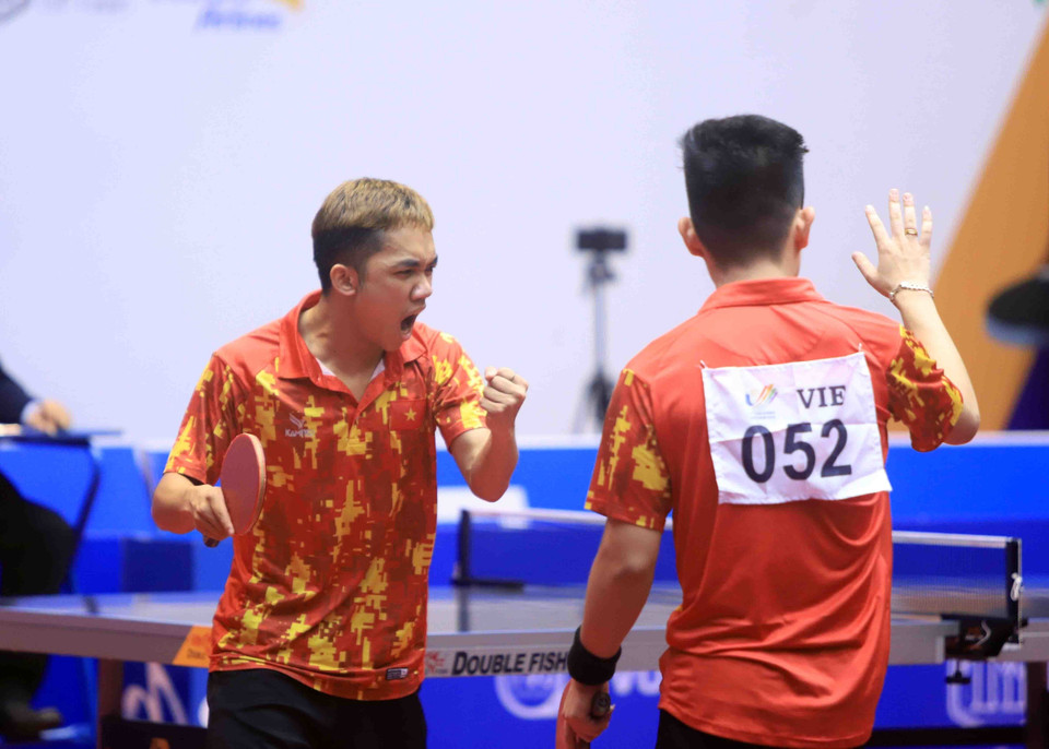 Pha ăn mừng của cặp đôi số 52 Lê Đình Đức và số 53 Đinh Anh Hoàng (Việt Nam, áo đỏ) đối đầu với vận động viên số 7 Leong Chee Feng và vận động viên số 10 Danny NG Wann Sing (Malaysia, áo đen). (Ảnh: Quý Trung/TTXVN)