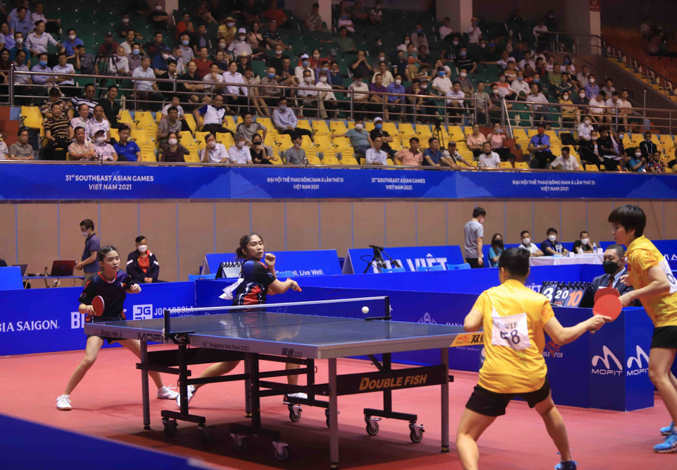 Cặp đôi Nguyễn Khoa Diệu Khánh và Vũ Hoài Thanh (Việt Nam, áo vàng) đối đầu với Angelou Joyce Laude và Kheith Rhynne Cruz (Philippines). (Ảnh: Quý Trung/TTXVN)