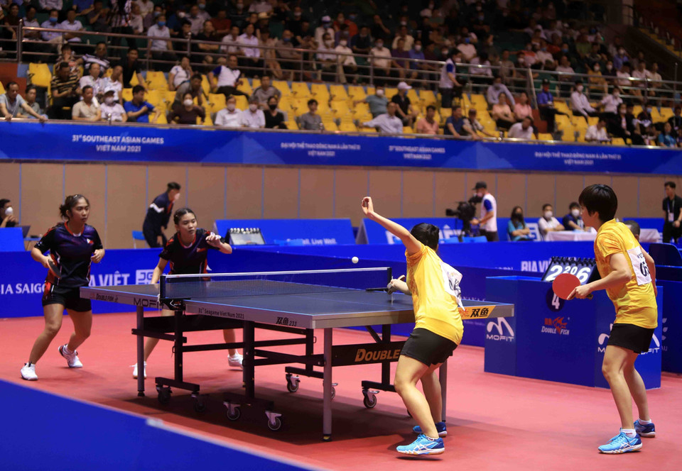 Cặp đôi Nguyễn Khoa Diệu Khánh và Vũ Hoài Thanh (Việt Nam, áo vàng) đối đầu với Angelou Joyce Laude và Kheith Rhynne Cruz (Philippines). (Ảnh: Quý Trung/TTXVN)