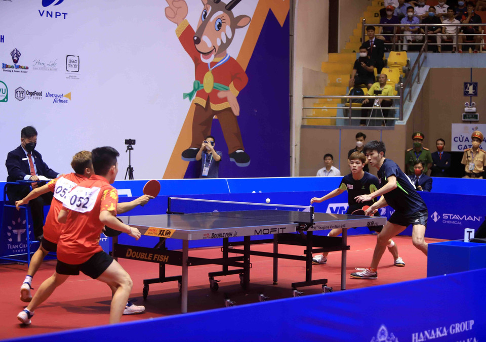 Trận nội dung đôi nam, cặp đôi số 52 Lê Đình Đức và số 53 Đinh Anh Hoàng (Việt Nam, áo đỏ) đối đầu với vận động viên số 7 Leong Chee Feng và vận động viên số 10 Danny NG Wann Sing (Malaysia, áo đen). (Ảnh: Quý Trung/TTXVN)