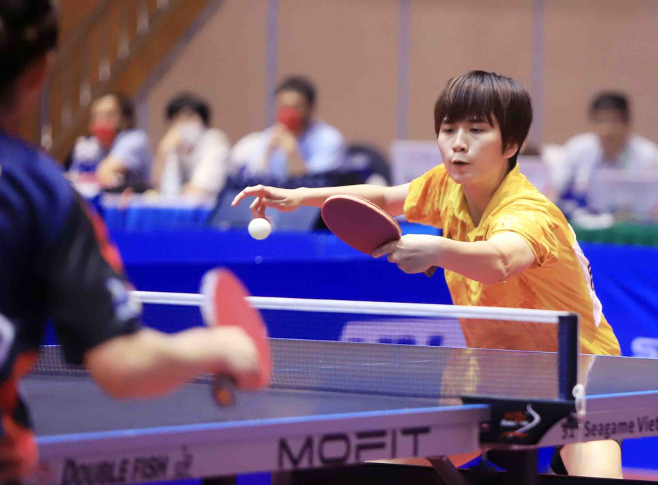 Pha phòng thủ của vận động viên Nguyễn Khoa Diệu Khánh (Việt Nam, áo vàng) đối đầu với Angelou Joyce Laude và Kheith Rhynne Cruz (Philippines). (Ảnh: Quý Trung/TTXVN)