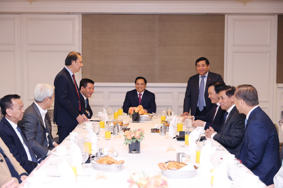 Thủ tướng Phạm Minh Chính làm việc với một số doanh nghiệp Việt kiều tại Hoa Kỳ trong lĩnh vực tài chính và công nghệ. (Ảnh: Dương Giang/TTXVN)