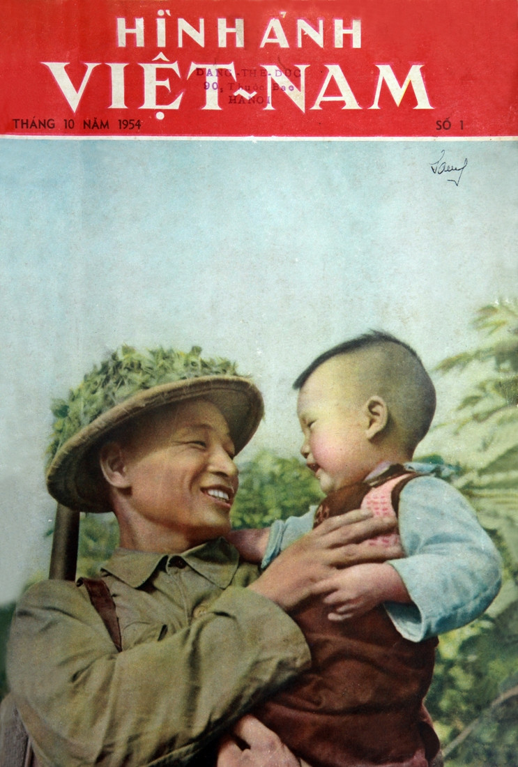 Hình ảnh anh Vệ Quốc đoàn vào giải phóng Thủ đô bế em bé trên trang bìa số 1, Báo ảnh Việt Nam, do nhà nhiếp ảnh quân đội Bùi Duy Ly chụp.(Nguồn: Báo ảnh Việt Nam)