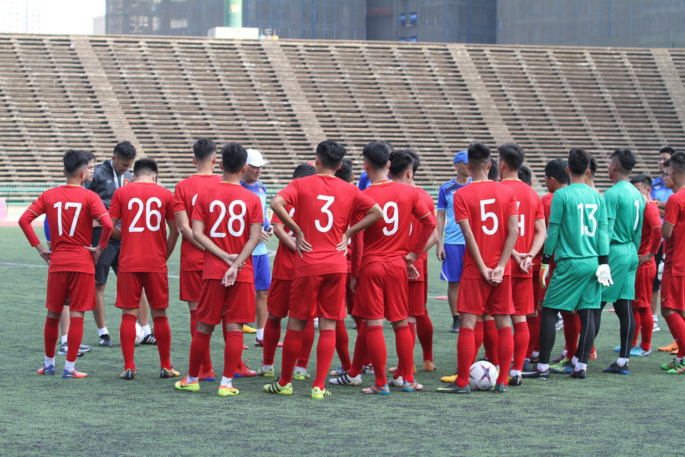 Các cầu thủ U22 Việt Nam lắng nghe huấn luyện viên trưởng Nguyễn Quốc Tuấn chỉ đạo. (Ảnh: Hoàng Linh/TTXVN)