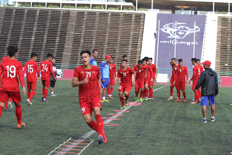 Đội tuyển bóng đá U22 Việt Nam đã có buổi tập nhẹ tại sân vận động Olympic ở thủ đô Phnom Penh (Campuchia), chuẩn bị cho trận gặp U22 Philippines. (Ảnh: Hoàng Linh/TTXVN)