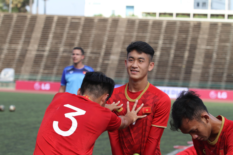 Các cầu thủ đang tập giãn cơ, với tâm trạng thoải mái. (Ảnh: Hoàng Linh/TTXVN)