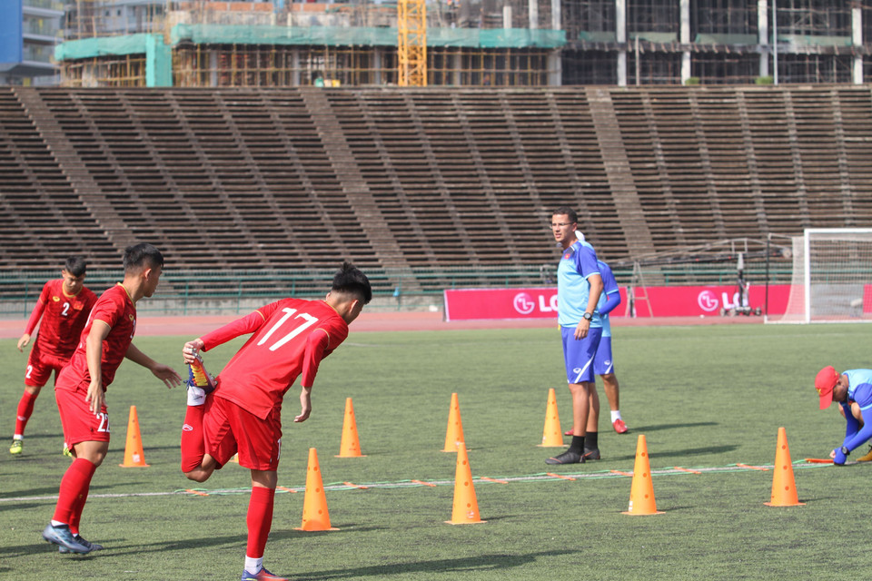 Chuyên gia thể lực Willander Fonseca chăm chú xem các học trò tập luyện. (Ảnh: Hoàng Linh/TTXVN)
