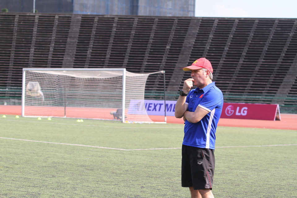 Giám đốc kỹ thuật Jurgen Gede quan sát các cầu thủ U22 Việt Nam tập luyện. (Ảnh: Hoàng Linh/TTXVN)